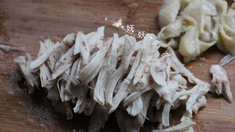 口水鸡,鸡皮轻轻就可以褪下，切条，鸡肉手撕成条。