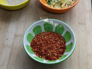 口水鸡,辣椒和花椒用料理机打成粉
