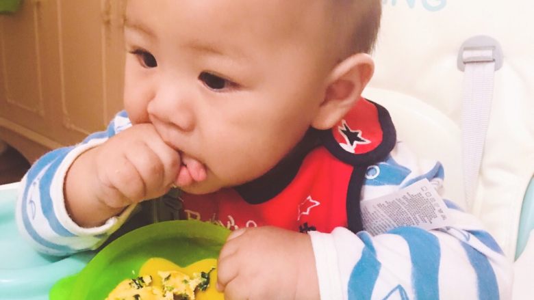 三文鱼菠菜饼,9个月的宝宝吃起来也容易消化，口感好 软硬度适中……
