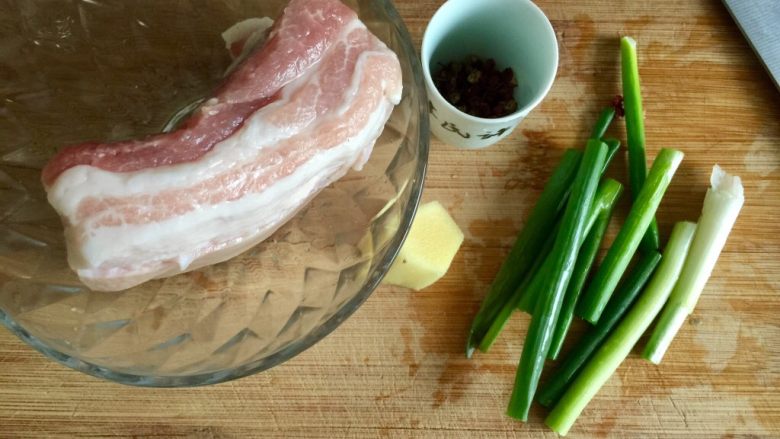 青笋回锅肉,肉皮表面用刀刮干净，姜取一半去皮纵切几刀不切断，也可直接切片，小葱清洗切段