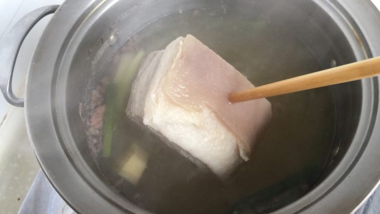 青笋回锅肉,用筷子戳进没有血水渗出，就可以捞出