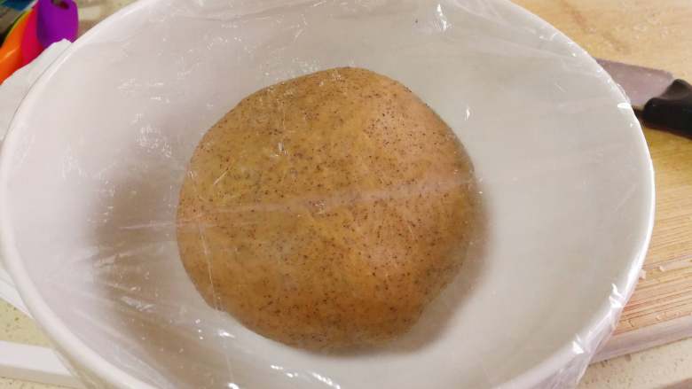 香浓卡布奇诺面包卷,将揉好的面团团圆，放在湿润温暖处，等待第一次发酵。