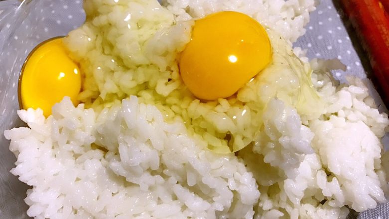 炒饭秀～鸡蛋米老头,鸡蛋打入米饭中