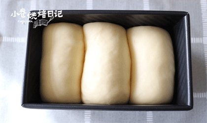 简单的小幸福，早餐来一份松软的鲜奶吐司吧,将吐司盒放入38℃环境中进行二发，发至吐司盒8分满。