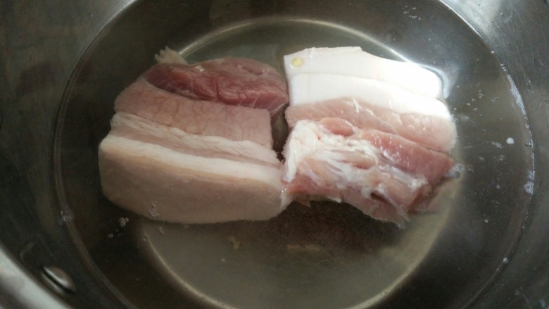 香辣小炒肉,切成大一点的块放入凉水锅中。