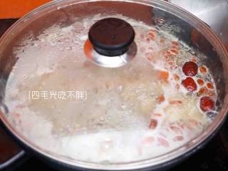 滋补土龙排骨汤,加入适量的盐和鸡精调味稍微再沸腾一会儿即可；