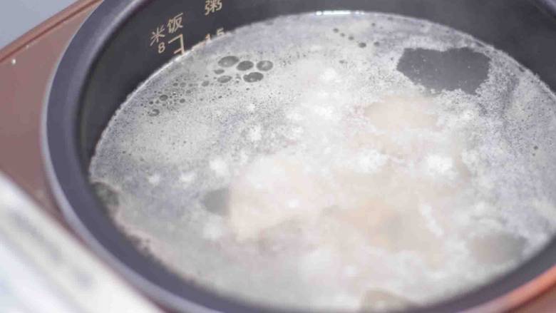 滋补土龙排骨汤,排骨加入适量的水慢炖1小时；