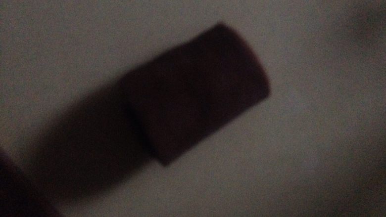 网红甜品 脏脏包,从巧克力一边卷起 即要包住巧克力 也不要太紧 