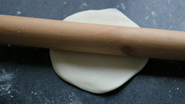 ≈梅干菜烧饼≈,把静置好的面团，揉成长条状，分成小份，擀成圆形