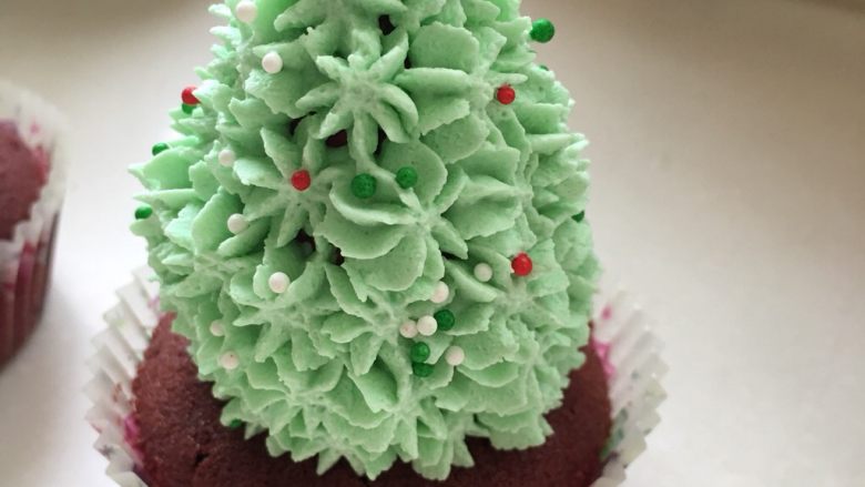 圣诞🎄纸杯蛋糕,用圣诞小糖珠装饰树叶