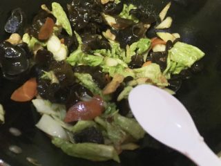黑木耳炒白菜,放花椒粉、生抽和盐调味