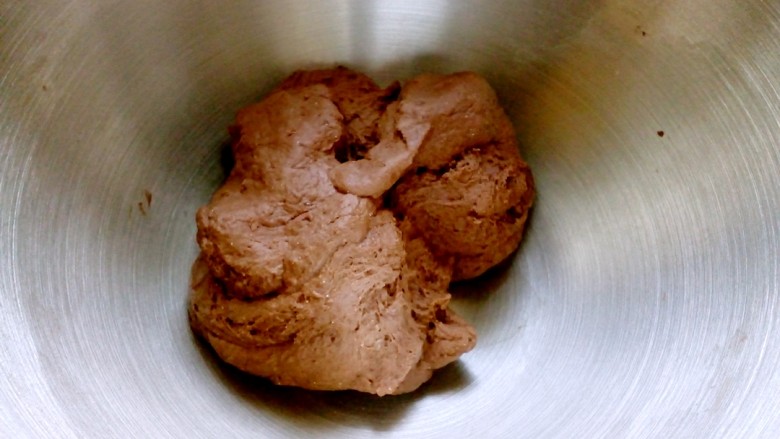 巧克力提子软欧包,低档搅拌成团，用手感觉一下面团的硬度，如果太干再适当加入水。