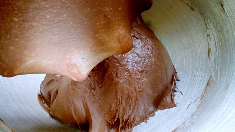 巧克力提子软欧包,继续中档搅拌，至面团可以拉出薄而且不易破损的薄膜。