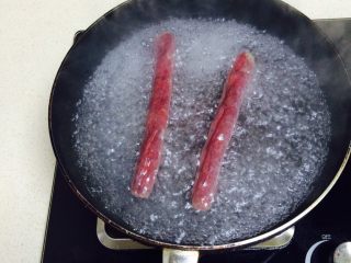 莴笋炒腊肠,开火加入小半锅水，加入洗净的腊肠，煮沸