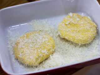 简单又好吃的南瓜饼,可以在面团表面裹上面包糠或者芝麻；