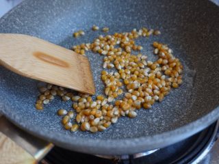 自制爆米花,使玉米粒都裹上玉米油