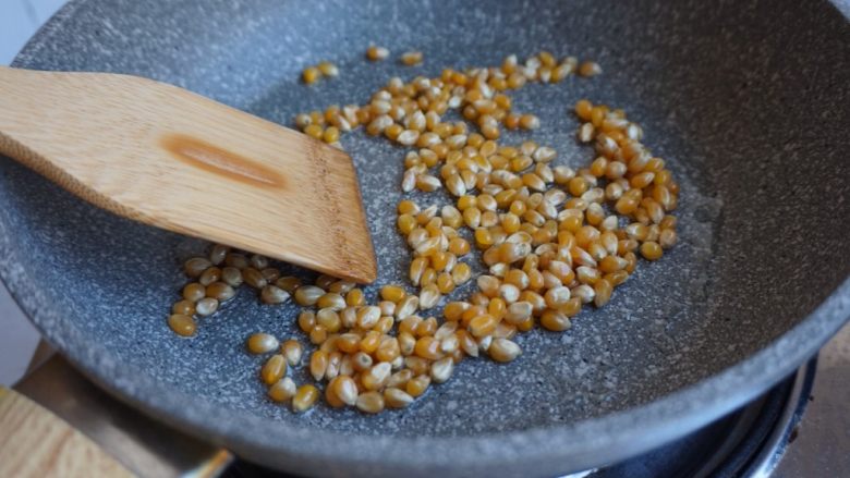 自制爆米花,使玉米粒都裹上玉米油