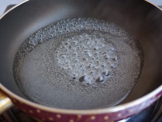 自制爆米花,另有一个锅倒入糖和水，小火慢慢的煮成焦糖色