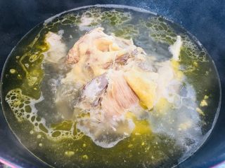 浓汤白菜豆腐,把煮好的鸡汤和部分鸡肉放入锅中