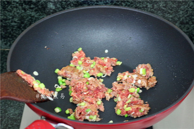 豆腐牛肉水晶饺,煸好的豆腐盛起，接着将葱头和牛肉煸炒片刻