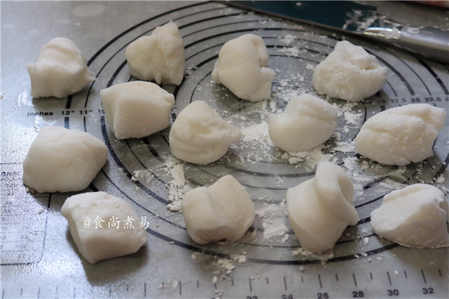 豆腐牛肉水晶饺,将面团揉成长条，分割成若干个大小一样的小面团