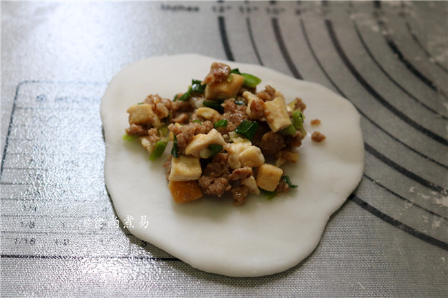 豆腐牛肉水晶饺,小面团用擀面杖擀薄，中间放入馅料