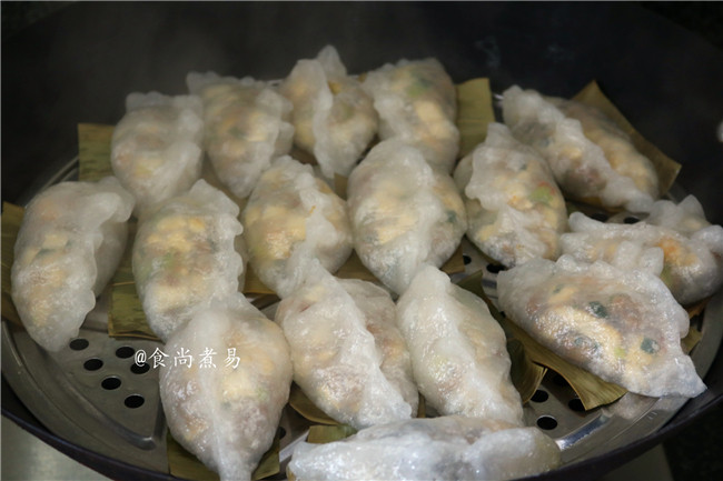 豆腐牛肉水晶饺,蒸锅中倒入清水烧开，放上蒸架，将包好的水晶饺放在粽叶或玉米皮上面，大火蒸8—10分钟即可