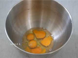 芥菜厚蛋烧,鸡蛋敲入不锈钢桶内