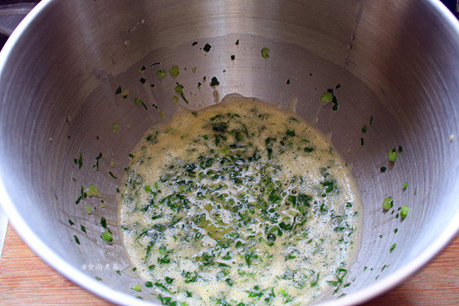 芥菜厚蛋烧,将不锈钢桶安装在厨师机的主机上，扣好打蛋器、厨师机通电，调至1档搅拌3分钟，搅成蛋菜液