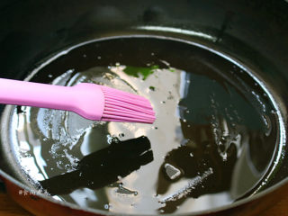 芥菜厚蛋烧,平底锅内涂一层橄榄油，中火烧热
