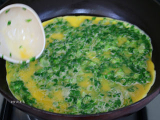 芥菜厚蛋烧,用勺子舀起蛋液放进锅内，三勺煎一锅