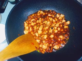 宫爆鸡丁,将鸡肉倒入锅中翻炒至汤汁浓稠，倒入花生米加盐继续翻炒。然后出锅