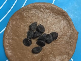 网红脏脏包（懒人版）,醒发好取面团擀圆，放入巧克力豆