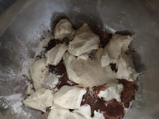 网红脏脏包（懒人版）,把主面团材料除黄油外全部放入料理机，中种面团剪成小块也放入