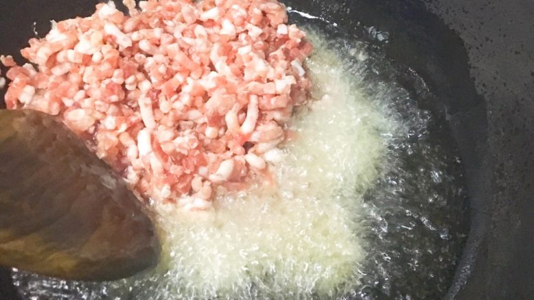 香菇酱,锅中放油，油量没过锅底在多一些，油温8成热放肉馅
