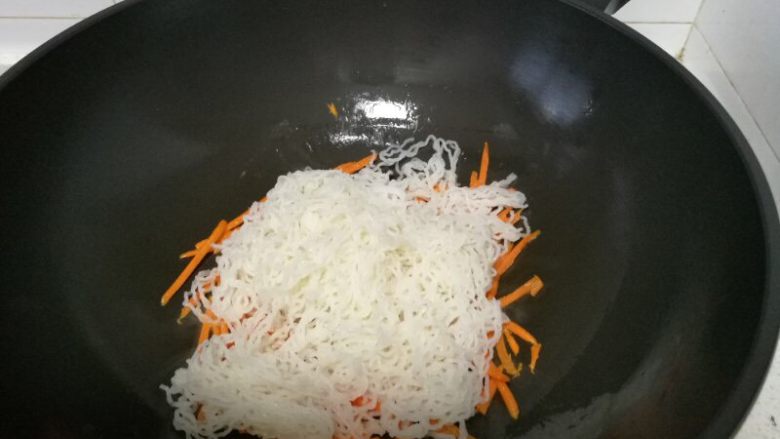 美味炒米粉,在胡萝卜上铺好沥干水分的米粉