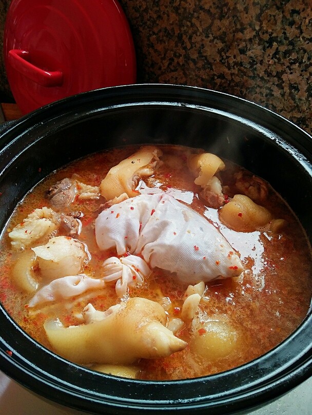 《红烧猪脚》,尽量使汤汁覆盖住卤料包，盖上锅盖小火焖煮1个小时后加盐即可出锅食用