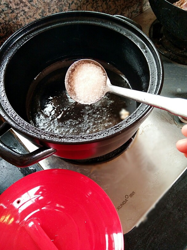 《红烧猪脚》,热锅放油，油温五成热的时候，放入白糖轻轻搅拌 ，小火炒糖色