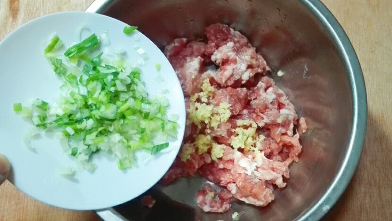 乡味+盐城白胡椒胡萝卜猪肉大馄饨,肉糜放剩下的一半姜末葱花