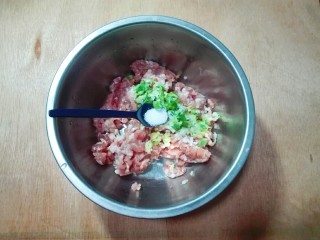 乡味+盐城白胡椒胡萝卜猪肉大馄饨,放半小勺盐