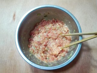 乡味+盐城白胡椒胡萝卜猪肉大馄饨,顺时针使劲搅拌至有黏性