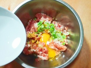 乡味+盐城白胡椒胡萝卜猪肉大馄饨,打入一个鸡蛋，放适量清水