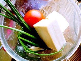 奶白鲫鱼豆腐汤
(鱼汤奶白小窍门),豆腐番茄洋葱葱洗净