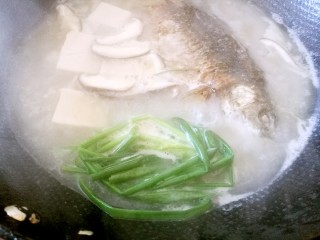 奶白鲫鱼豆腐汤
(鱼汤奶白小窍门),加入葱、豆腐、蘑菇、番茄，小火熬制二十分钟
