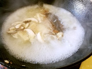 奶白鲫鱼豆腐汤
(鱼汤奶白小窍门),改大火，倒入刚烧开的滚开水，将油脂析出乳化，鱼汤立即出现奶白色
