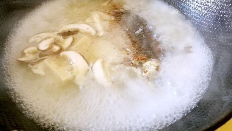奶白鲫鱼豆腐汤
(鱼汤奶白小窍门),改大火，倒入刚烧开的滚开水，将油脂析出乳化，鱼汤立即出现奶白色