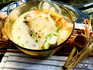 奶白鲫鱼豆腐汤
(鱼汤奶白小窍门),鱼汤奶白、鱼肉鲜美、豆腐鲜嫩