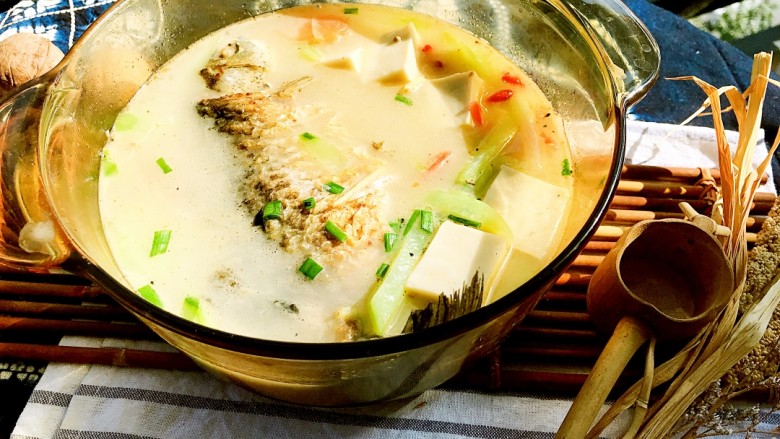 奶白鲫鱼豆腐汤
(鱼汤奶白小窍门),鱼汤奶白、鱼肉鲜美、豆腐鲜嫩