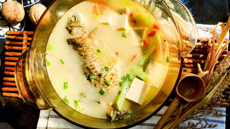 奶白鲫鱼豆腐汤
(鱼汤奶白小窍门),加盐、料酒，起锅