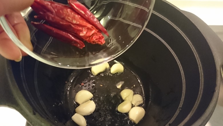 一鍋兩菜！
金針菇卷+宮保雞丁,加入乾辣椒。